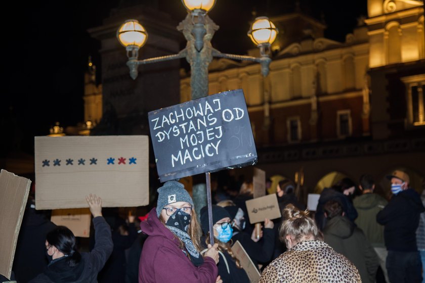 Najlepsze hasła ze strajków kobiet. Te slogany pokochali internauci