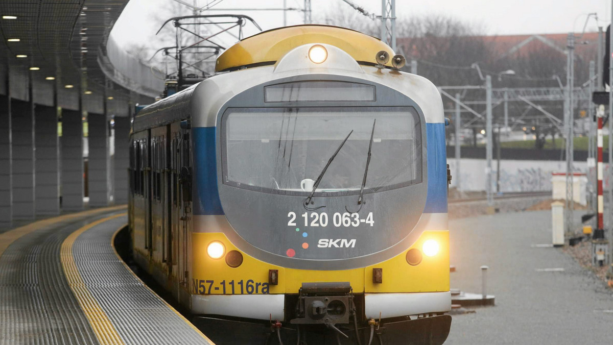 Dziś rano doszło do zerwania sieci trakcyjnej na trasie trójmiejskiego pociągu. Posiadacze biletu SKM mogą dzisiaj skorzystać z przejazdu przejazd tramwajem ZKM lub pociągiem Przewozów Regionalnych na trasie Gdańsk Główny - Gdynia.