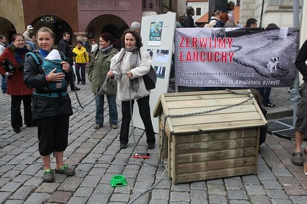 "Zerwijmy łańcuchy" - akcja w Poznaniu z udziałem Katarzyny Bujakiewicz z córeczką