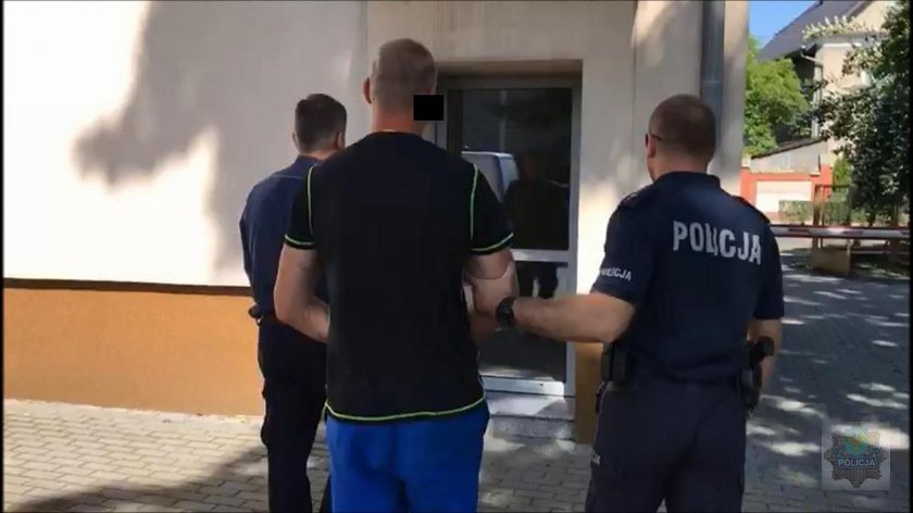 Rzucił się na policjantów