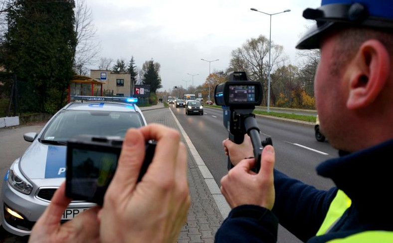 LaserCam 4 pozwala policjantowi śledzić i cały czas nagrywać namierzony samochód. Urządzenie wyposażono też w kolorowy dotykowy ekran o przekątnej ok. 8 cm, który można obsługiwać w rękawiczkach