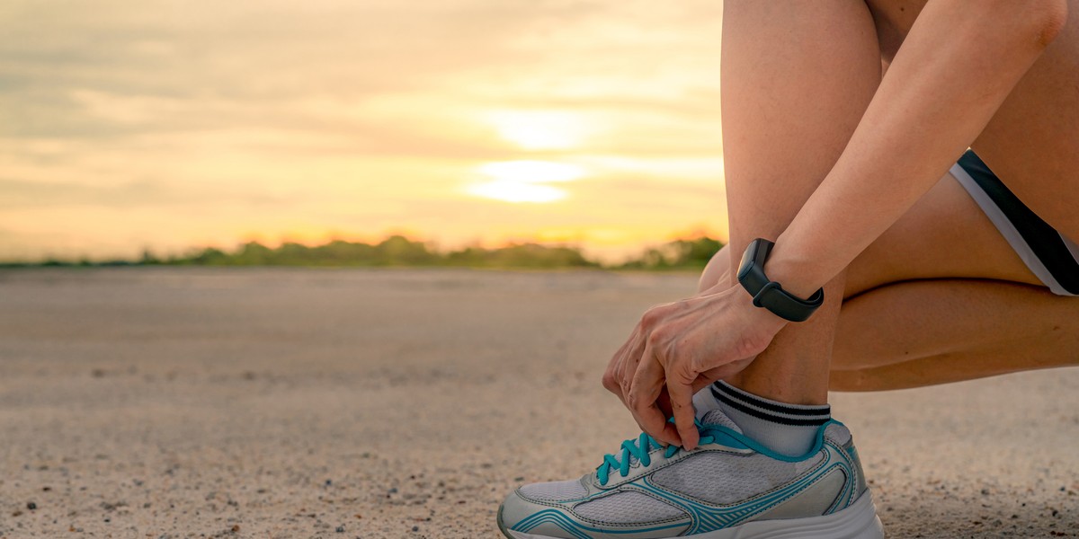 Smartband stanowi dobrą alternatywę dla smartwatcha - jest często lżejszy, prostszy i tańszy. Oto pięć urządzeń z kategorii "smarband", które są wyjątkowo popularne.