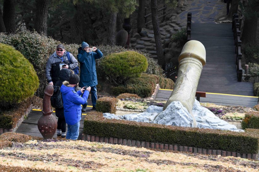 Sinnim, Korea. Park penisów przyciąga tłumy