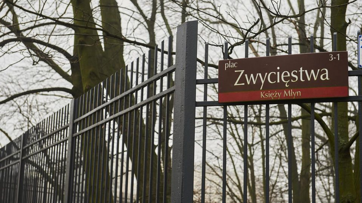 Łódzki wojewoda opublikował w Dzienniku Urzędowym uchwałę Rady Miejskiej, przywracającą starą nazwę placowi w centrum miasta. Tyle, że - jak zapowiedziało biuro wojewody - uchwała zostanie dokładnie przeanalizowana pod kątem prawnym. A to oznacza, że nie jest wykluczona skarga wojewody do sądu.