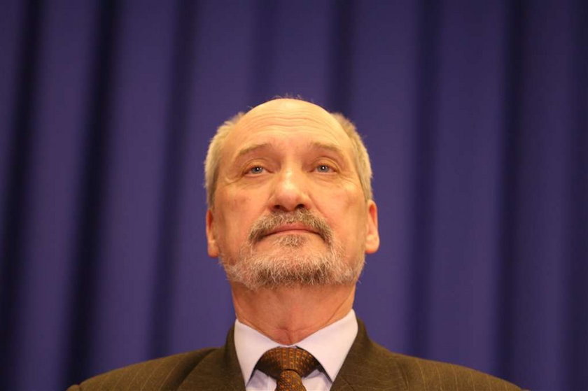 Macierewicz stanie przed sądem za jazdę 130 km/h