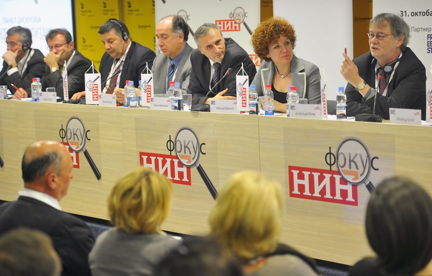 Učesnici panel diskusije "Reindustrijalizacija Srbije" u ogranizaciji nedeljnika "NIN"