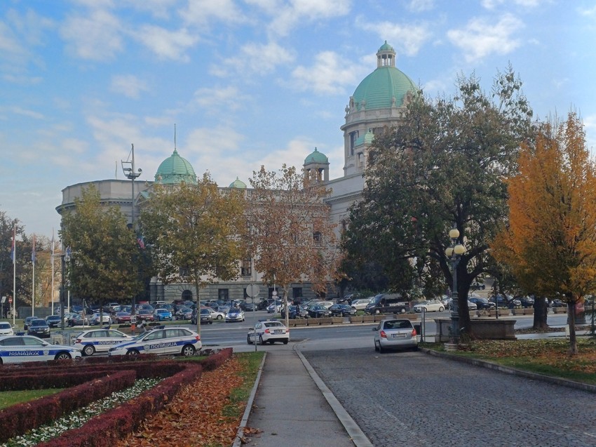 Policijska vozila ispred obe skupštine