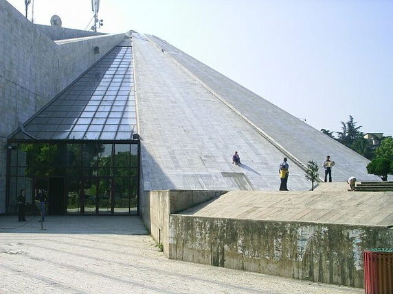 Piramida w Tiranie zostanie przebudowana. Projekt od holendrów z biura MVRDV