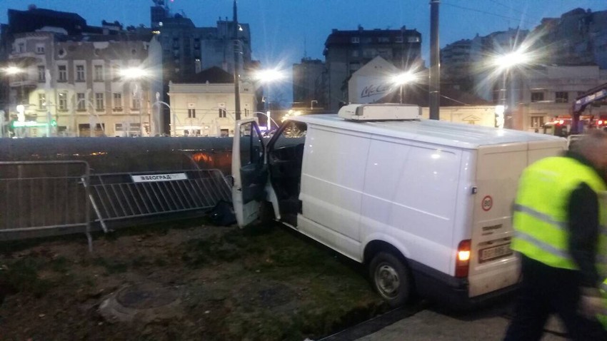 Kombi umalo da uleti u fontanu