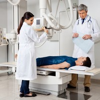 A férfiaktól is megkérdezik röntgen, MRI és sugárkezelés előtt, hogy terhesek-e