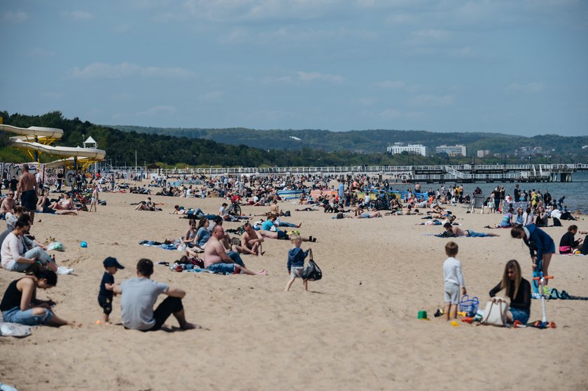 Koronawirus w Polsce: Tłumy na polskich plażach i w górach