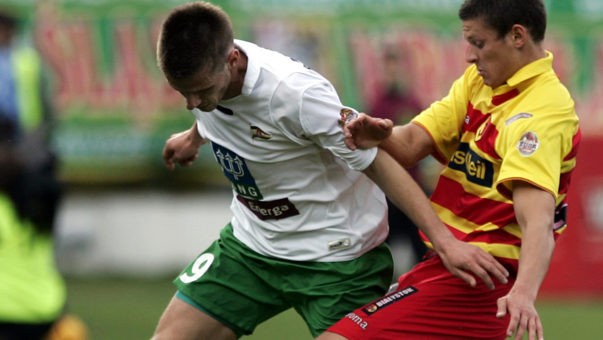 W pierwszym spotkaniu 27. kolejki ekstraklasy piłkarskiej Lechia Gdańsk pokonała Jagiellonię Białystok 3:1 (2:1). Dodatkowych emocji dostarczył sędzia główny tego meczu, Piotr Wasielewski, który popisał się dwiema kuriozalnymi decyzjami.