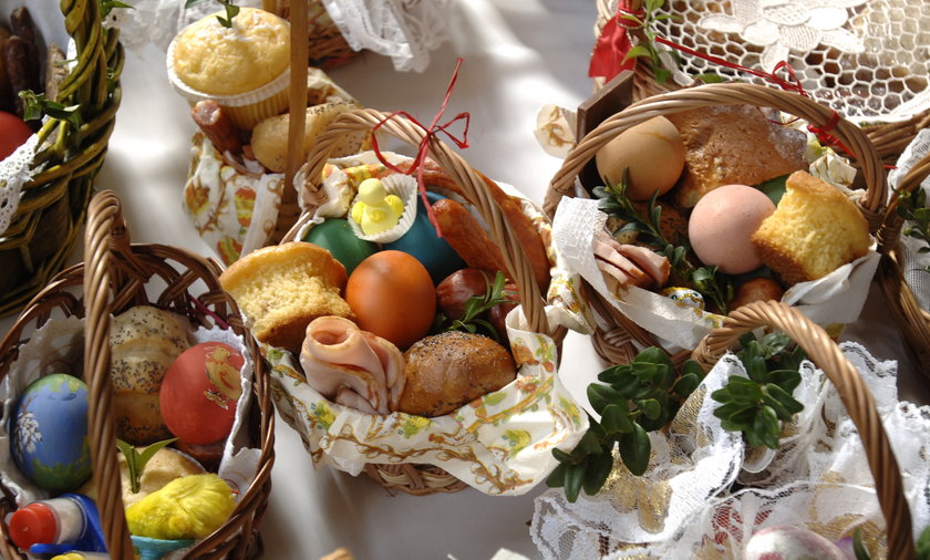 Wielkanoc 2022 wypada w dniach od 16 do 18kwietnia. W Wielką Sobotę wierni poświęcą w kościołach pokarmy, które przyniosą w koszyczkach