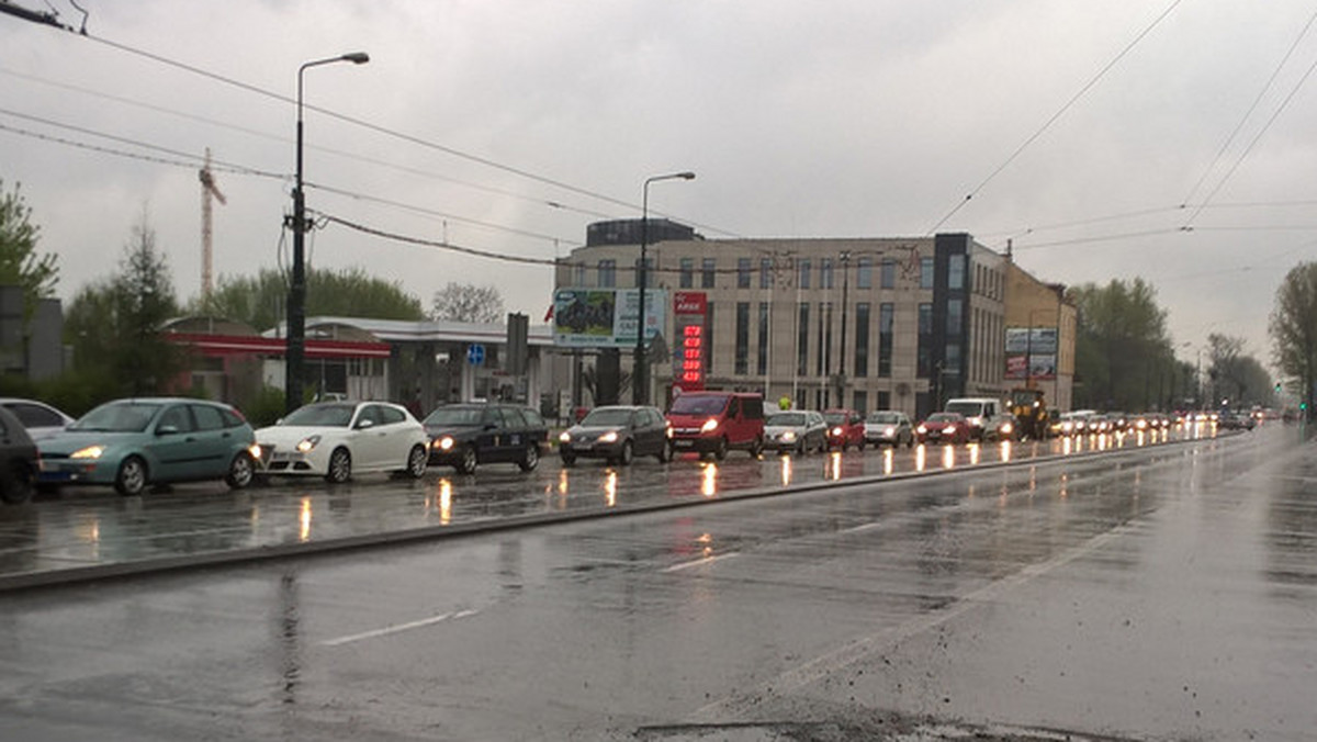 Zamknięcie ważnych ulic w mieście, zwężenie jezdni na głównych drogach, zła pogoda i duża liczba samochodów spowodowała, że Kraków stanął w korkach. Z powodu zatorów opóźnienia miały miejskie autobusy.
