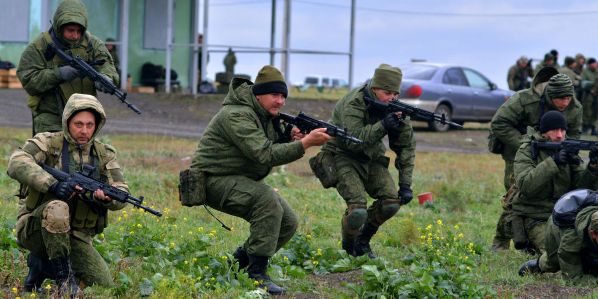 Rosyjscy rekruci uczą się strzelać