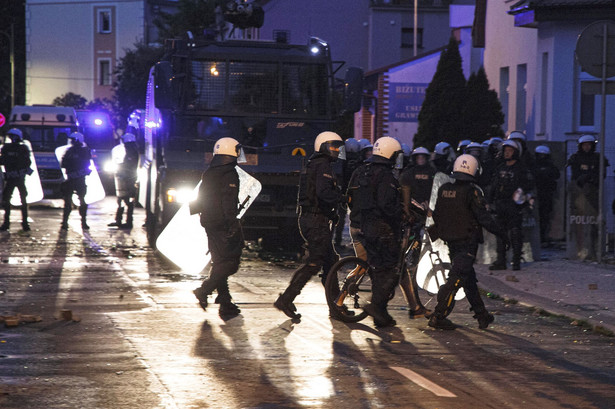 Policja podczas protestu przed Komendą Powiatową Policji na ul. Traugutta w Lubinie