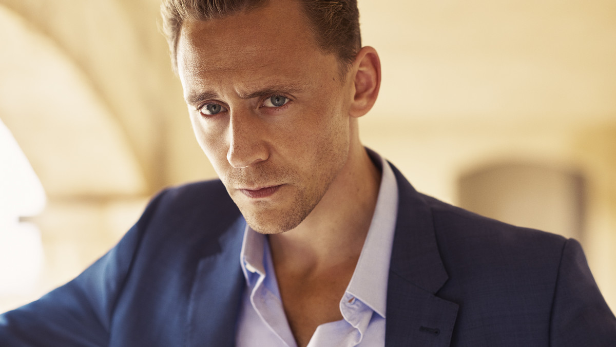 Tom Hiddleston to esencja brtyjskości. Swoim szarmanckim urokiem, klasą i inteligencją - oraz oczywiście talentem i urodą - podbija Hollywood. Sławę zdobył, grając Lokiego w "Avengersach", ale teraz mówi się o nim jako o kolejnym odtwórcy Bonda. Wszystko dzięki roli w miniserialu "Nocny recepcjonista" na podstawie prozy Johna le Carré. Thriller przedstawia losy Jonathana Pine'a, byłego żołnierza, który zostaje zwerbowany przez agentkę wywiadu do podążania śladem bezwzględnego handlarza bronią. Premiera serialu w AMC już 7 lipca o godz. 21:00. Aktor opowiedział o swoje roli.