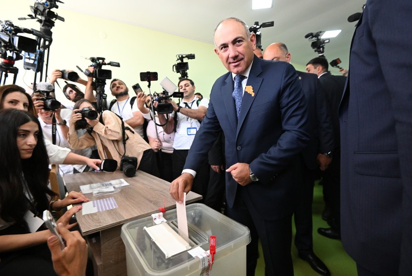 Nikol Pašinjan glasa na izborima u Jermeniji