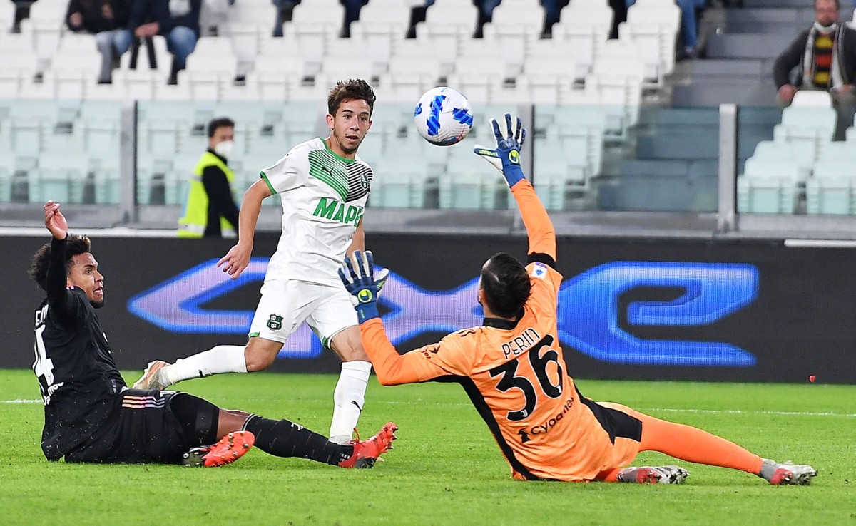 Piłkarz US Sassuolo Maxime Lopez (C) strzelający zwycięskiego gola w meczu przeciwko Juventusowi Turyn