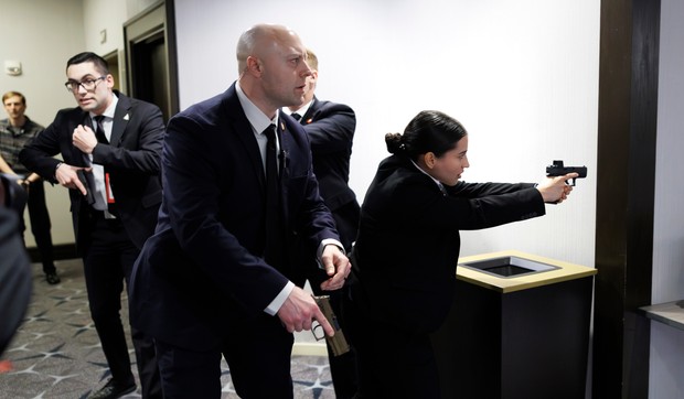 Agenti Tajne službe u hotelu nakon pucnjave tokom večere Donalda Trampa sa novinarima u Vašingtonu 25. aprila