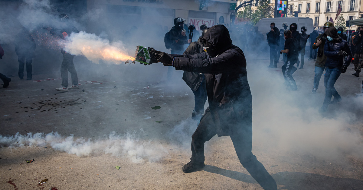 Manifestations massives en France.  Un policier incendié avec un cocktail Molotov à Paris