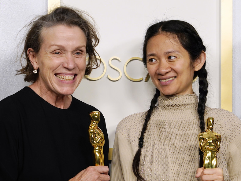 Frances McDormand i Chloe Zhao podczas tegorocznej gali przyznania Oscarów