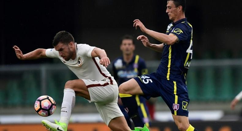 AS Roma's Kevin Strootman vies with Chievo's Roberto Inglese during the Italian Serie A football match on May 20, 2017