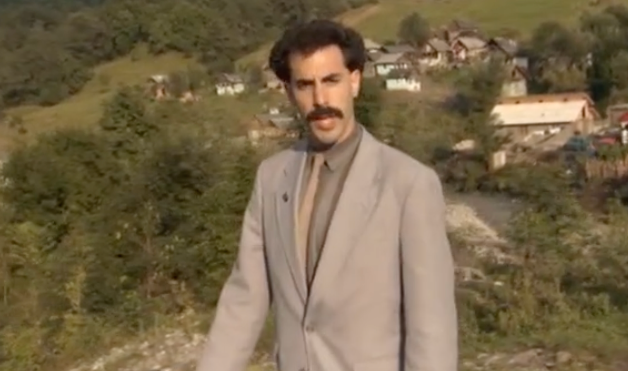 Anglický komik a herec Sacha Baron Cohen ako Borat.