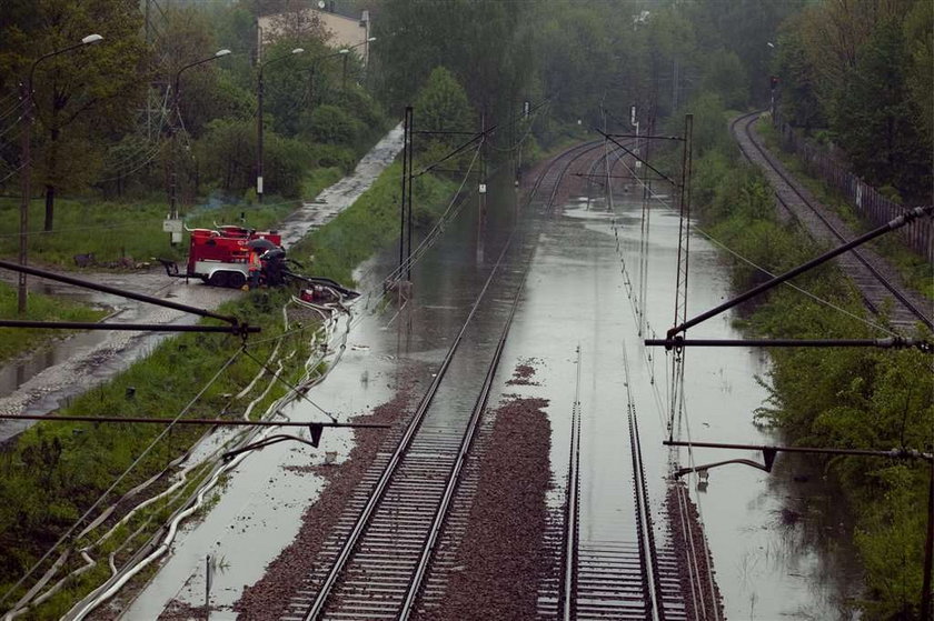 Woda zatrzymała pociągi i tramwaje