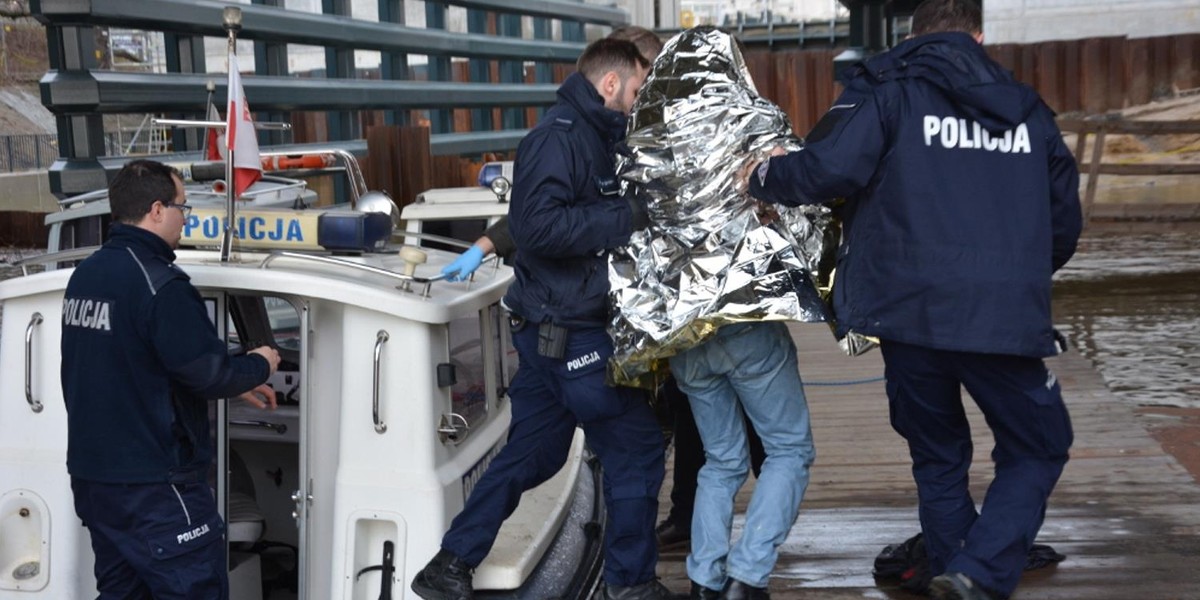 Nad taflą wody unosiła się głowa. 20-latek walczył o życie. Horror w Warszawie