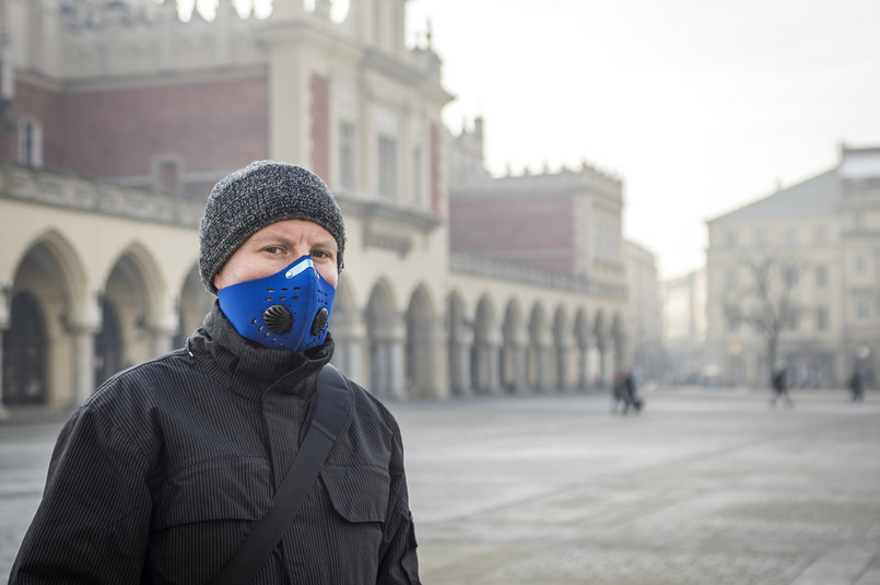 Anna Mazurak z Departamentu Nadzoru Rynku UOKiK wytłumaczyła, na co należy zwrócić uwagę, kupując maskę. Należy sprawdzić, czy ma oznaczenie CE (w ten sposób producent deklaruje, że maska spełnia wszystkie wymagania techniczno-prawne), zwrócić uwagę na oznaczenia FFP1, FFP2, FFP3 (to klasa ochrony filtra - najsłabsza to 1, najwyższa 3).