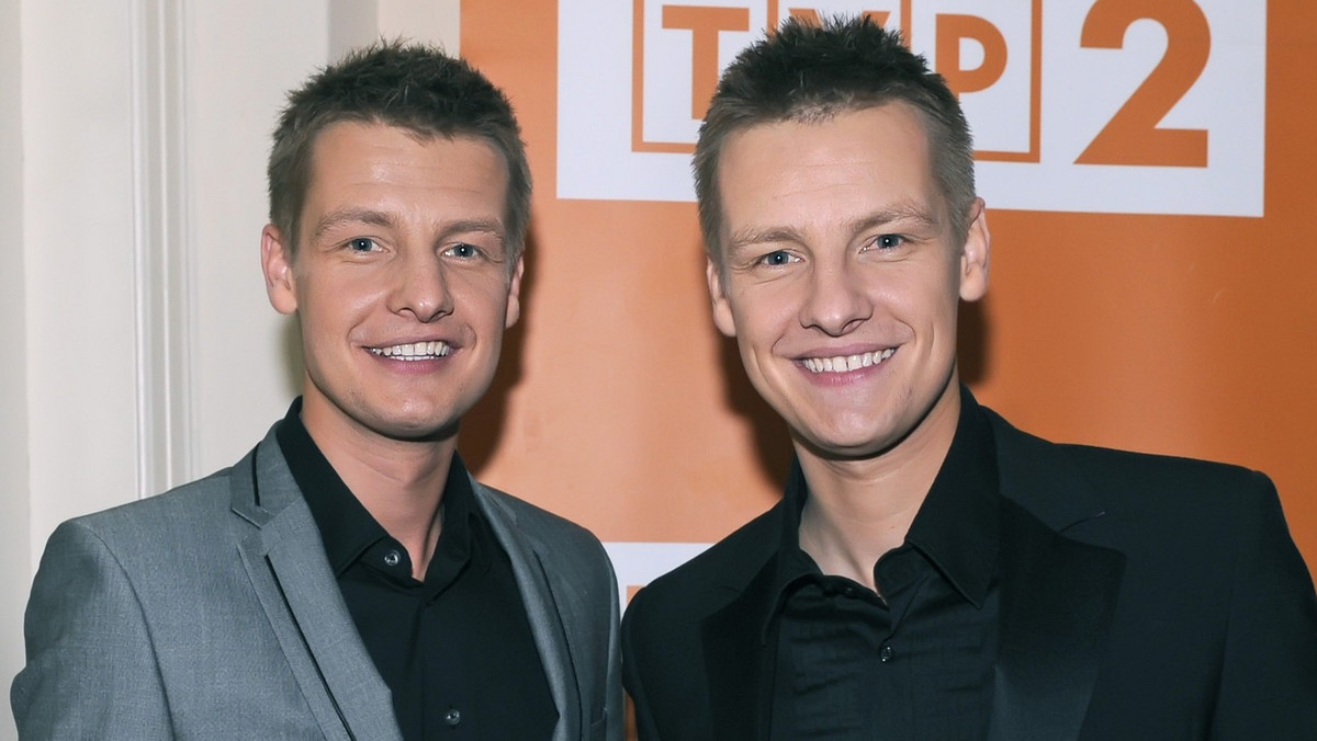Marcin i Rafał Mroczkowie zagrają w filmie "Raz. Jeszcze raz". Aktorzy znani z serialu "M jak miłość" pochwalili się zdjęciami z planu.