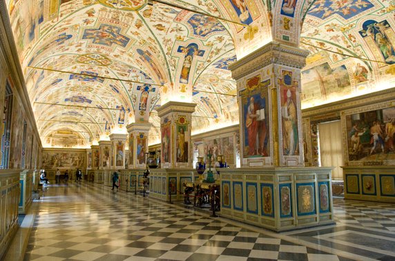 Hol Sykstyński w Bibliotece Watykańskiej. Bibliotheca Apostolica Vaticana znajduje się na terenie państwa Watykan. To jedna z najstarszych i najbardziej znanych bibliotek. Założona w 1448 r. przez papieża Mikołaja V jako publiczna biblioteka miasta Rzymu, początkowo zbiory zawierały 350 greckich, łacińskich i hebrajskich woluminów. Zbiory rosły w szybkim tempie – 1455 – 1200 woluminów, 1481 – 3500 woluminów, 1990 – 1,3 mln woluminów. Dzisiaj biblioteka przechowuje 75 tys. manuskryptów i ponad 1,1 miliona drukowanych książek, w tym 8,5 tys. inkunabułów. Ponadto w Apostolskim Archiwum Watykańskim przechowywane jest 150 tys. pozycji. Biblioteka Watykańska jest biblioteką naukową w zakresie historii, prawa, filozofii, nauki i teologii, otwarta dla każdego, kto potwierdzi swoje kwalifikacje i uzasadni cel ubiegania się o dostęp do zasobów biblioteki.