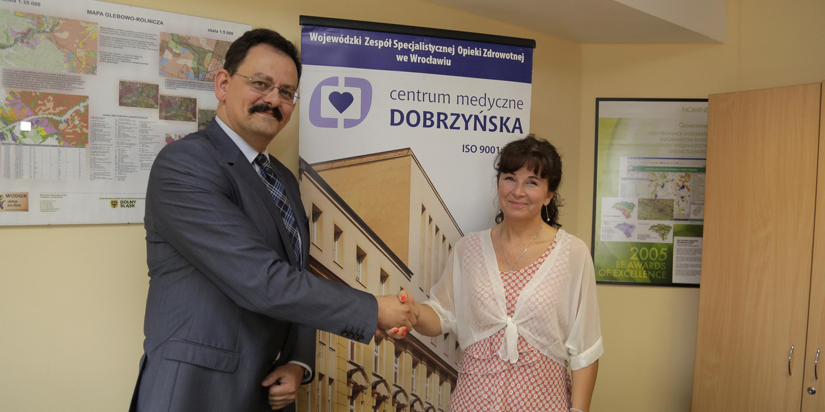 Dr Maciej Sokołowski i rzeczniczka NFZ Joanna Mierzwińska