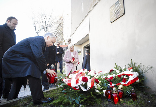 Prezes PiS Jaroslaw Kaczynski sklada kwiaty i zapala znicz pod tablica upamietniajaca zamordowanego Marka Rosiaka w siedzibie lodzkiego PiS