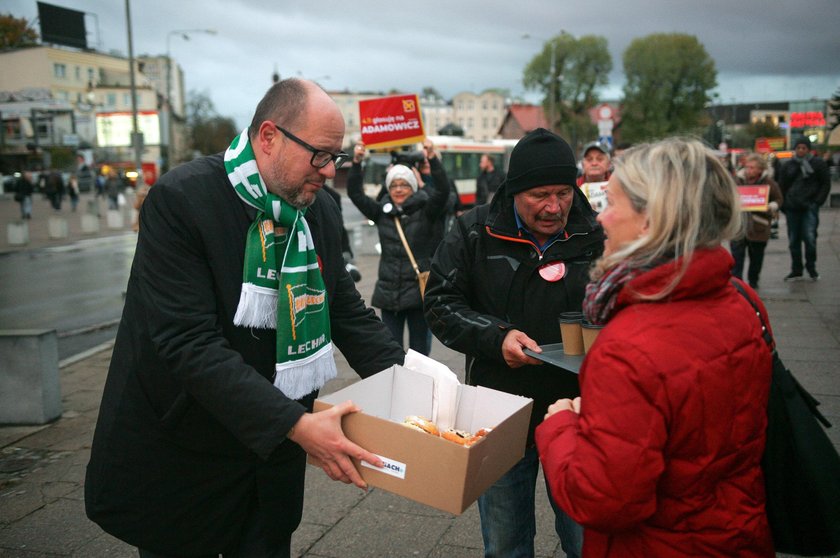 PAWEL ADAMOWICZ W TRAMWAJU