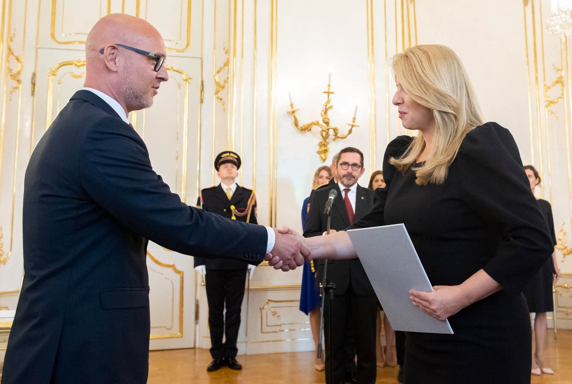 Prezidenta SR Zuzana Čaputová (vpravo) v utorok 13. septembra 2022 v Prezidentskom paláci prijala demisiu ministra školstva Branislava Gröhlinga (SaS).