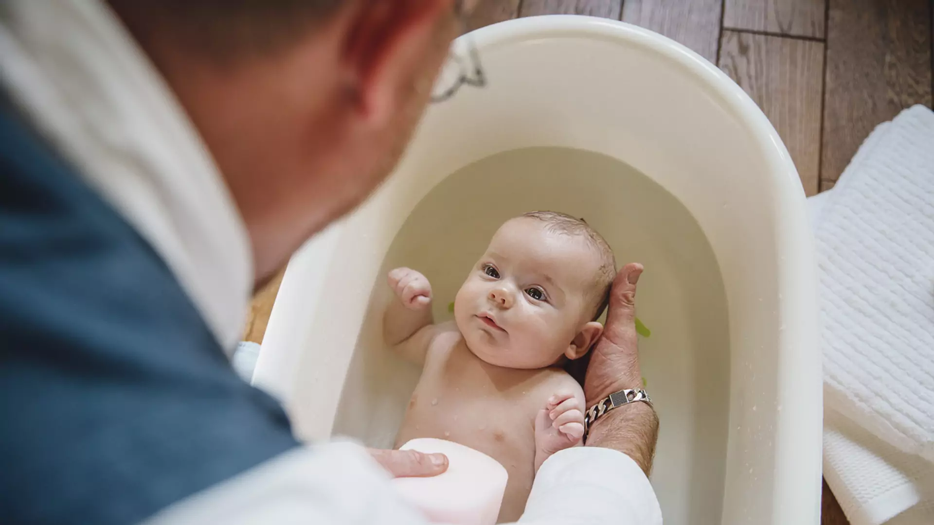 Kąpiel noworodka pogłębia relację z rodzicami - jak robić to dobrze?