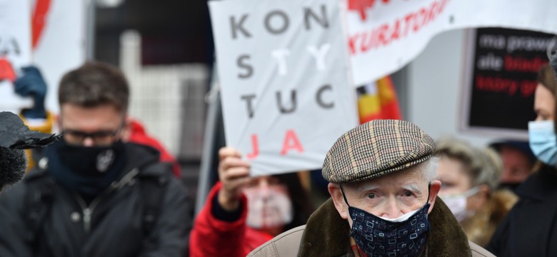 Tuleya nie stawił się w PK. Protestował przed jej siedzibą wraz ze Strzemboszem