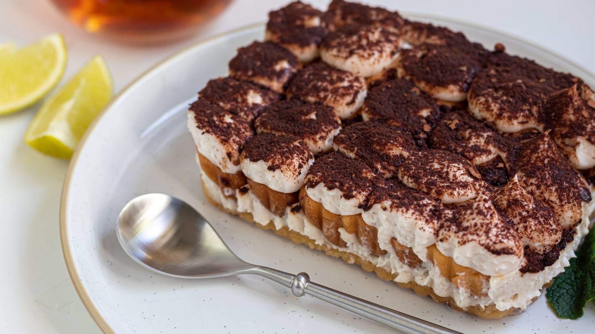 Limončelo tiramisu je osvežavajuća verzija italijanskog deserta - što je najbolje, pravi se lakše od običnog