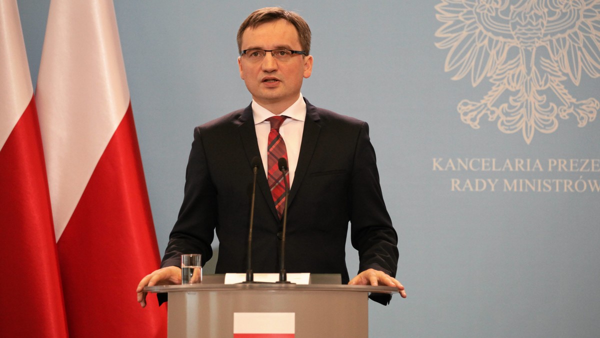 Minister sprawiedliwości Zbigniew Ziobro powiedział, że "zasadniczo gotowy jest pakiet ustaw" reformujących wymiar sprawiedliwości, ale najpierw trzeba rozwiązać "problem TK". Ziobro ocenił, że Trybunał dążyłby do zablokowania reform.