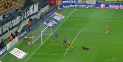 Jagiellonia - Lech (2:2): Jak to nie wpadło? Świderski minął Buricia, ale jego strzał zablokował Rogne. Kapitalna interwencja norweskiego stopera!