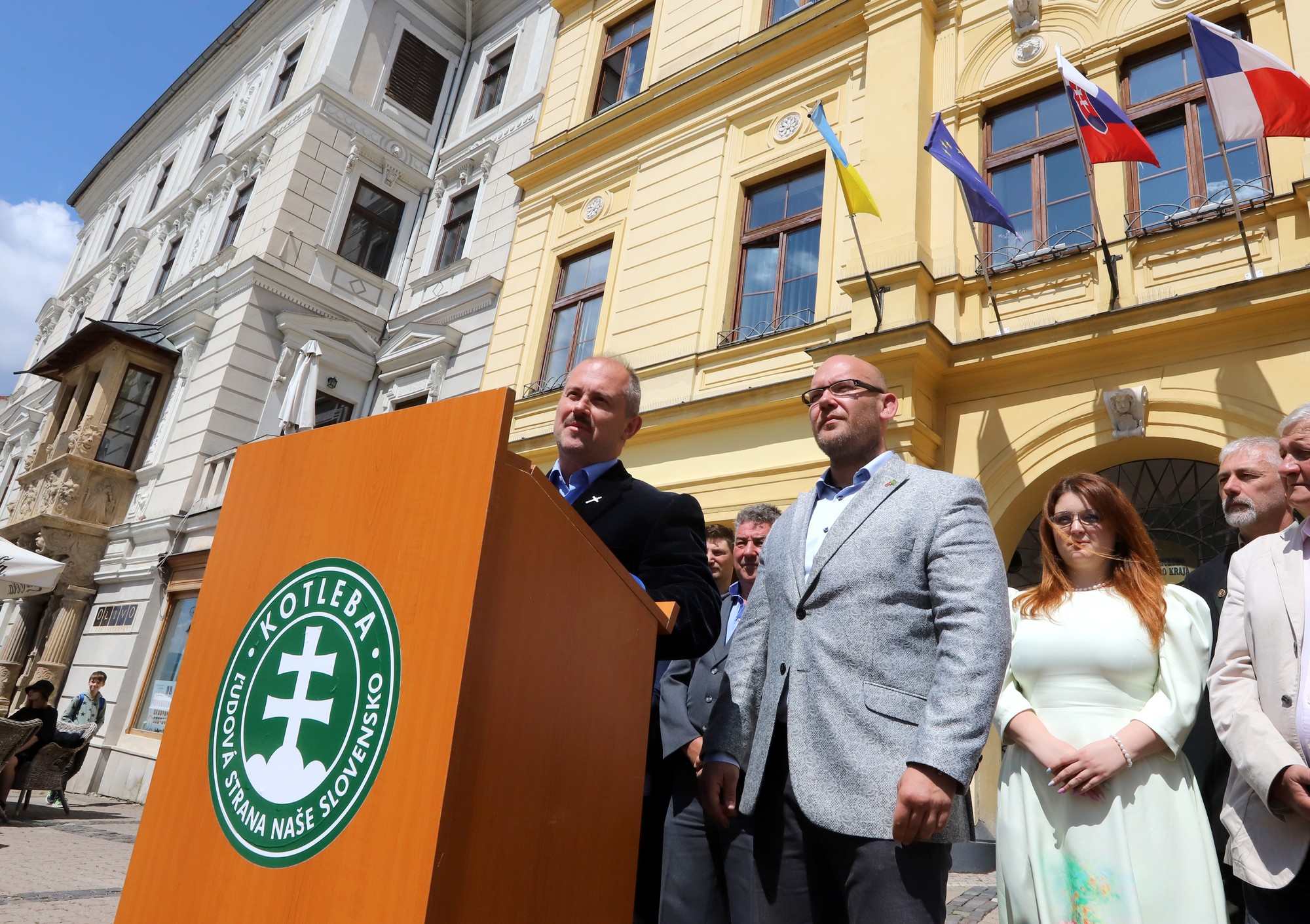 Marian Kotleba a kandidát na post predsedu Banskobystrického samosprávneho kraja (BBSK) Marek Kotleba počas tlačovej konferencie Ľudovej strany Naše Slovensko (ĽSNS) pred Úradom BBSK v Banskej Bystrici.