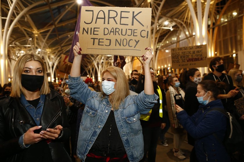 Najlepsze hasła ze strajków kobiet. Te slogany pokochali internauci