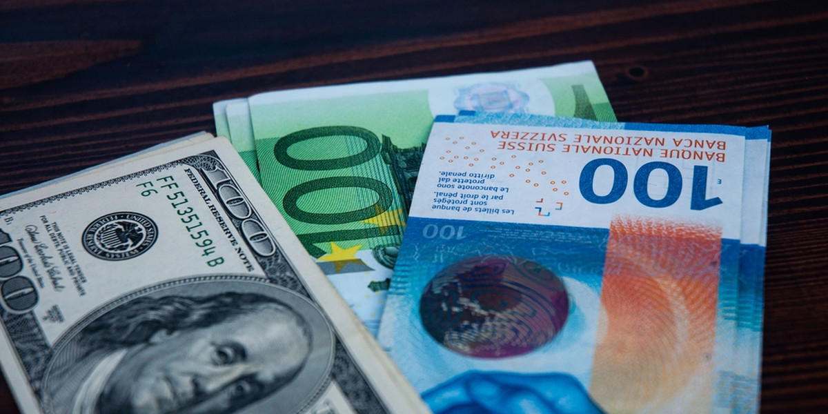 frank szwajcarski traktowany jest jako "bezpieczna przystań" dla inwestorów