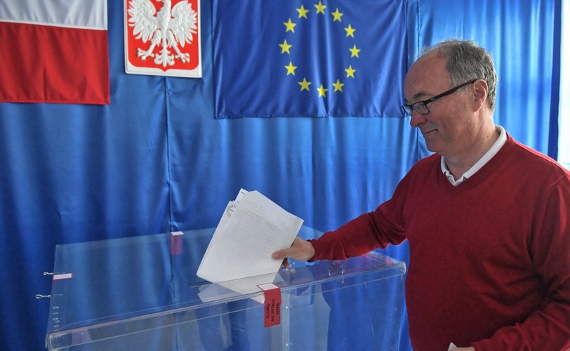 Przewodniczący Sojuszu Lewicy Demokratycznej Włodzimierz Czarzasty głosuje w lokalu wyborczym w Warszawie