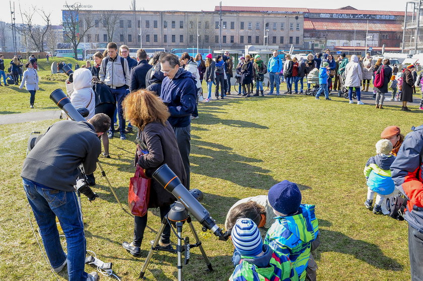 Warszawiacy oglądali częściowe zaćmienie Słońca