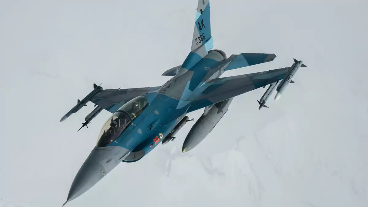 Myśliwiec F-16 pokazał się na bardzo rzadkim zdjęciu