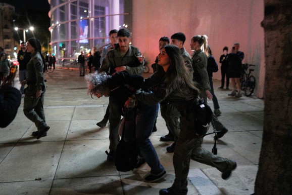 SUKOB GRAĐANA I POLICIJE Haos na ulicama Izraela: Hiljade demonstranata se okupilo u znak protesta protiv rata na Bliskom istoku: Više ljudi uhapšeno (FOTO, VIDEO)
