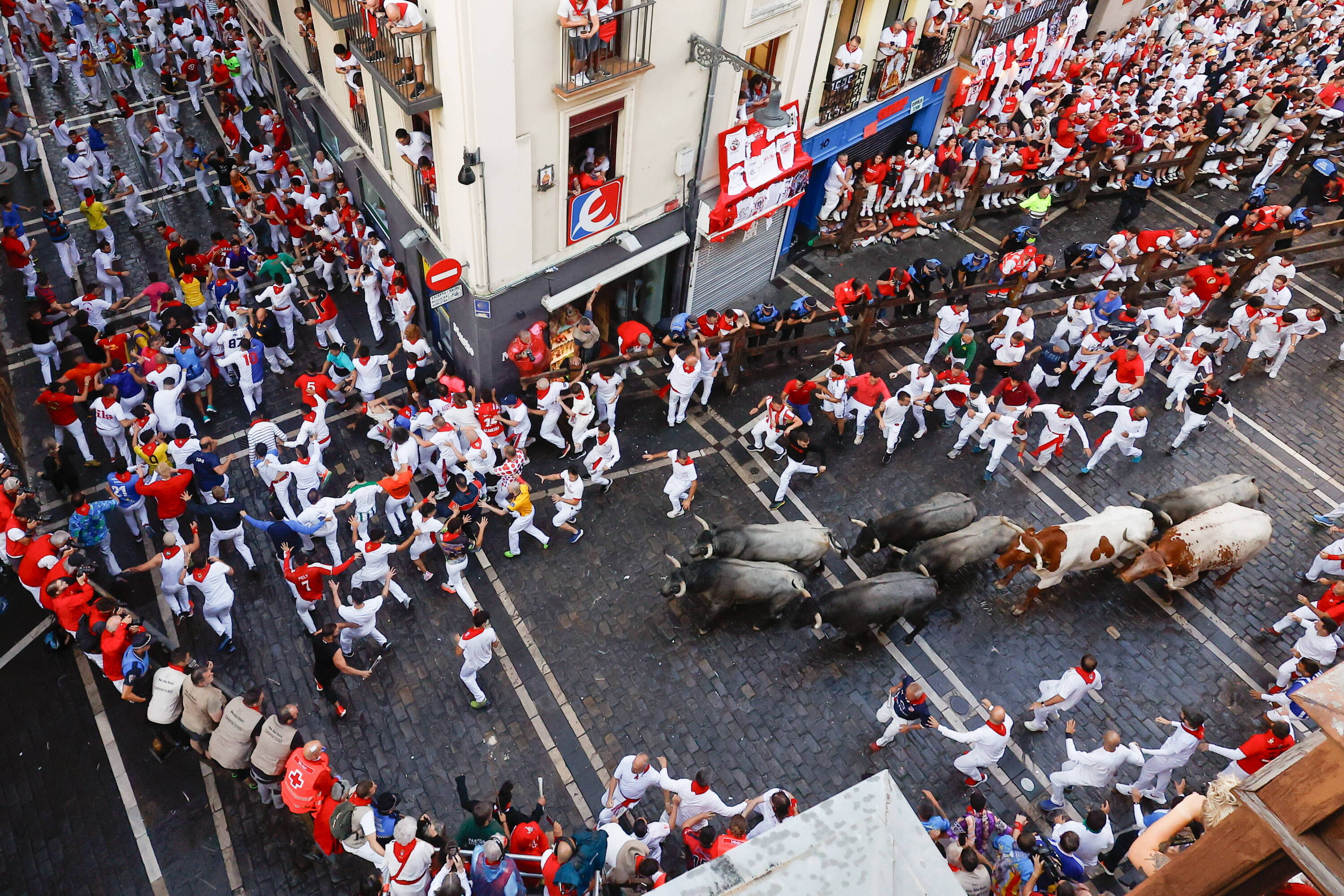 Pamplona: Bieg z bykami opóźniony przez oberwany balkon